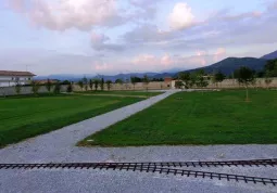 Nel parco anche il circuito mini-ferroviario “vapore vivo”, uno dei rari presenti in Italia, sul quale viaggia il trenino di Ingenium
